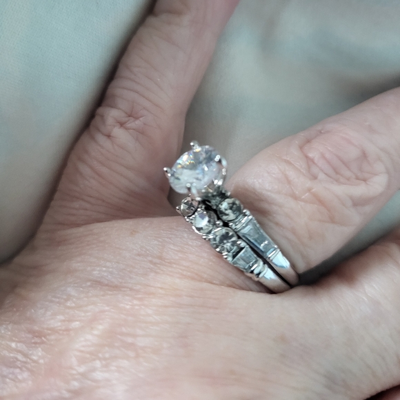 BRILLIANT ROUND CUT & BAUGETTE AUSTRIAN CRYSTALS RING SET - Picture 8 of 10